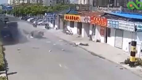 Aparatoso accidente: La muerte casi agarra a este hombre por la espalda