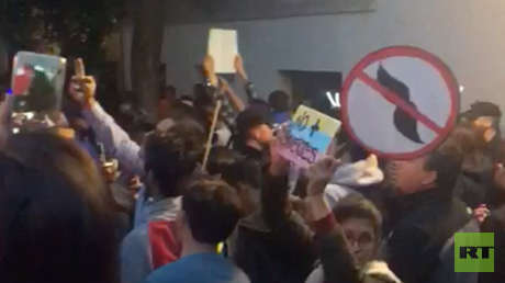 Gritos a las afueras de la Embajada venezolana en Madrid: "Hijos de puta, os vais a ir de aquí"