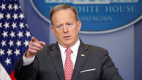 ¿Qué pasa con los zapatos del portavoz de Trump? Una imagen de Spicer siembra dudas en la Red (FOTO)