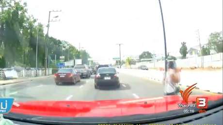 El trágico momento en que una mujer cruza la calle hablando por teléfono