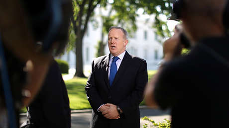 Trump podría cesar a Spicer y reajustar por completo su equipo de prensa