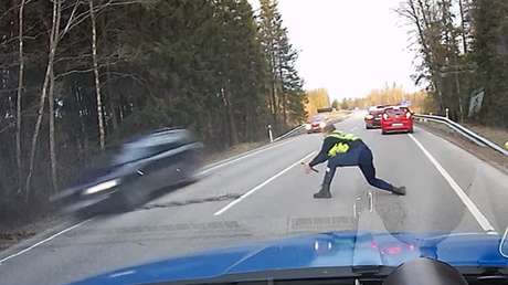 Impactante detención: la Policía para a un coche en fuga con una banda de clavos
