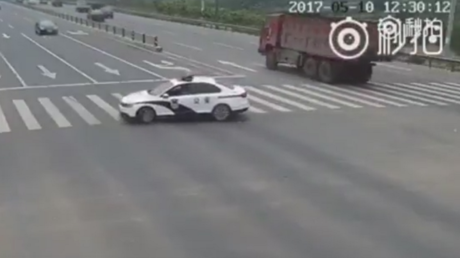 "¿Bueno, malo o tonto?": Lo que hizo este policía no deja indiferente a nadie