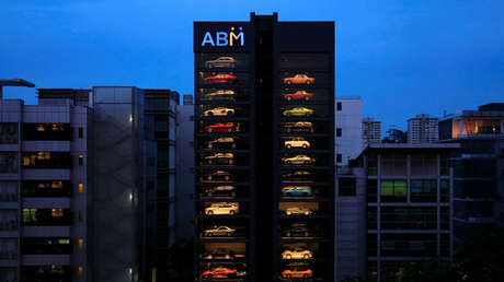 Esta extravagante 'máquina expendedora' de 15 pisos vende Ferraris y Porsches en Singapur (VIDEO)