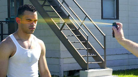 FUERTES IMÁGENES: Un expolicía echa gas pimienta a la cara de escolares durante una clase