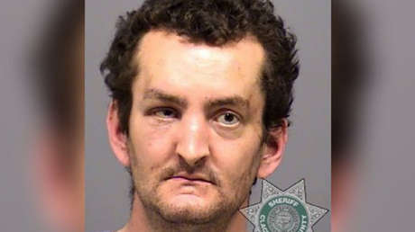 Decapita a su progenitora el Día de la Madre y entra a un supermercado con su cabeza