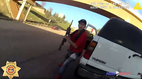 FUERTES IMÁGENES: Un policía dispara a un hombre que lo ataca con un rifle