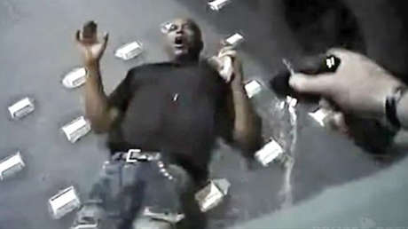 Imágenes perturbadoras: La Policía de EE.UU. dispara con un táser y asfixia a un hombre desarmado