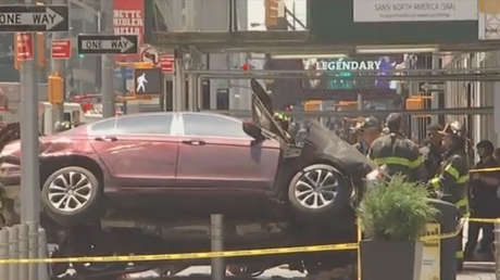 Un coche atropella a alta velocidad a una multitud en la plaza de Times Square