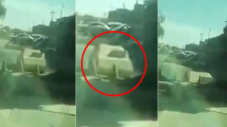 VIDEO: Soldado iraquí estrella su 'bulldozer' contra un coche bomba del EI y sobrevive