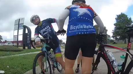 El momento exacto en que un ciclista es alcanzado por un disparo en pleno entrenamiento