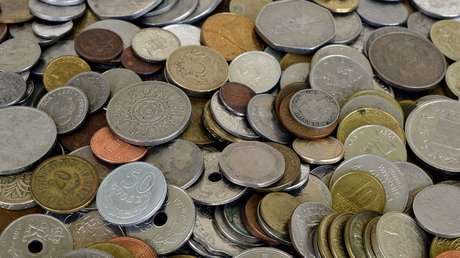 Colocan 15.000 monedas al lado de un canal y estas son las reacciones de los transeúntes 