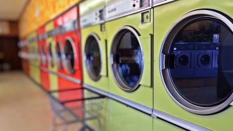 Un padre quiso hacerle una foto a su niño dentro de una lavadora pero fue la peor idea de su vida