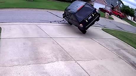 Intenta hacer un 'giro en J' con su todoterreno, pero algo sale mal