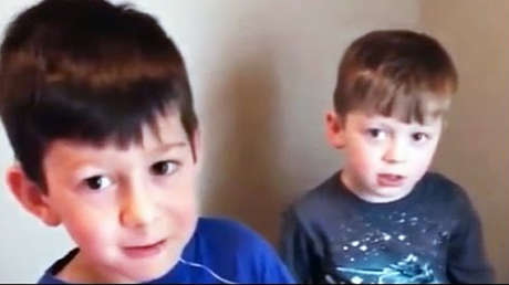 Se cansa del llanto de su hermano al que le sacaban un diente y decide intervenir