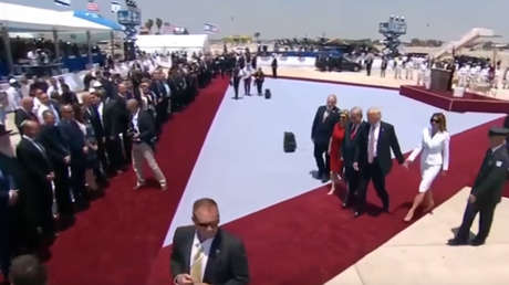 ¿Problemas matrimoniales? Melania se niega a tomar de la mano a Trump en su llegada a Israel (VIDEO)