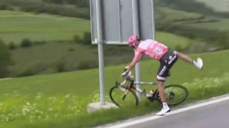 Iba líder, de repente se baja de su bici y lo que hizo dejó perplejo a medio mundo