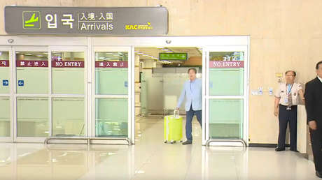 VIDEO: El arrogante gesto de un político con su sirviente genera indignación en Corea del Sur