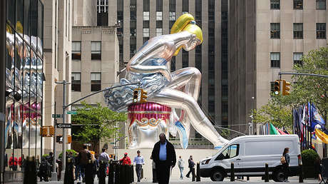 La bailarina gigante de Koons resultó ser una copia de una figura de porcelana soviética