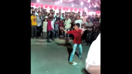 'Experto' en manejo de espadas se corta en la cabeza ante su público