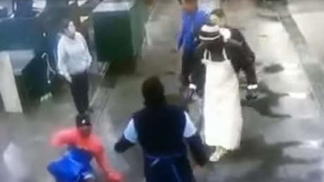 Un hombre apuñala a otro en su trabajo sin que nadie se inmute (FUERTE VIDEO)
