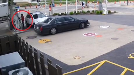 Le intentan robar su coche y lo impide con esta insólita maniobra de película