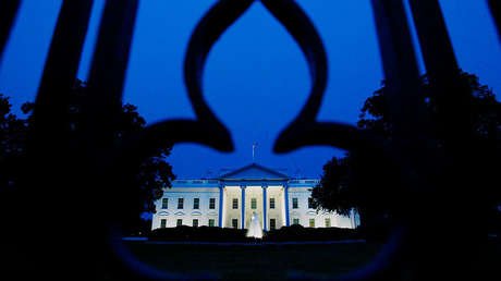 "Tienen que ser los rusos": Unas raras luces rojas iluminan dos ventanas de la Casa Blanca