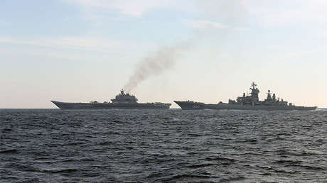 Video: El 'vade retro' de un crucero ruso a un destructor británico que se acerca demasiado