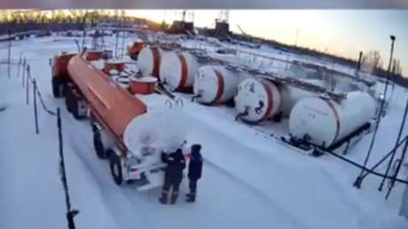 El aterrador momento en que un depósito de gasolina explota y mata a dos trabajadores (18+)