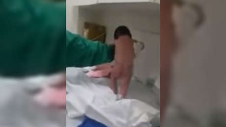 Un bebé intenta caminar nada más nacer