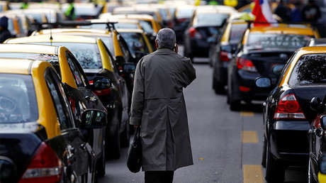 VIDEO: Un taxista chileno roba a dos turistas argentinas y atropella a un joven colombiano