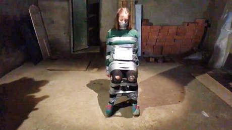 Indignación en la Red por la transmisión de una chica atada y con un cronómetro en cuenta regresiva