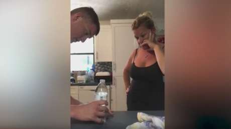 Le quiso gastar la broma de la botella de agua a su mamá pero ella lo deja en ridículo