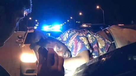 Circulan 22 kilómetros sin percatarse de que un hombre va sobre el maletero