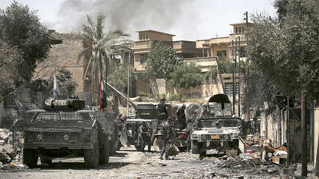Video: Lanza su buldócer contra un coche bomba en Mosul