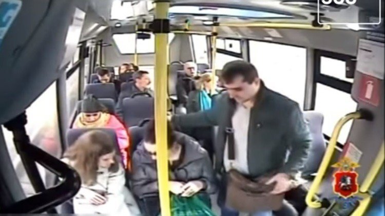 Así actúa un carterista capaz de robarte delante de tus narices