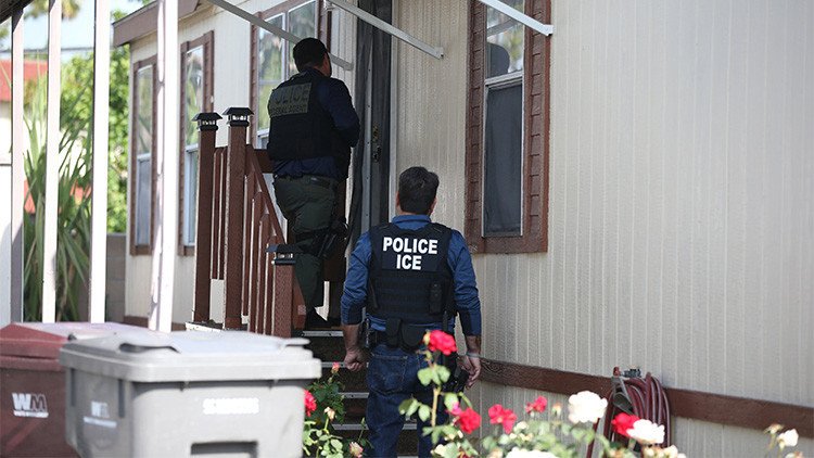 "Denuncie al indocumentado": Aparecen folletos contra los inmigrantes en EE.UU.