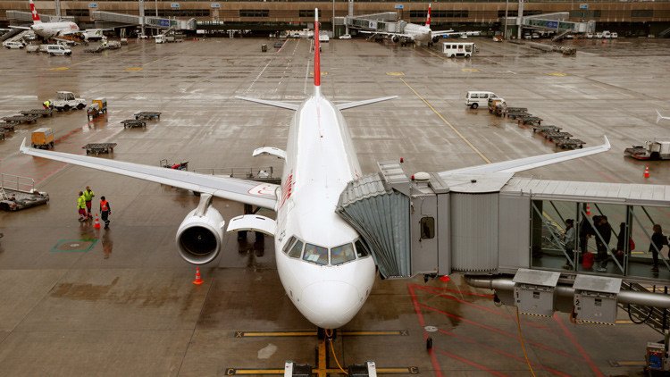 Un avión casi se estrella contra una montaña porque el piloto no entiende al controlador