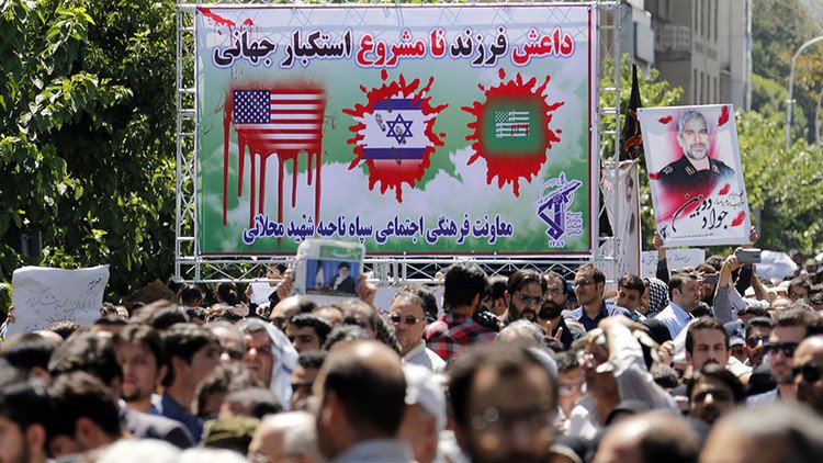 "Muerte a Arabia Saudita y a EE.UU.": Miles lloran a las víctimas de los ataques en Teherán (VIDEO)