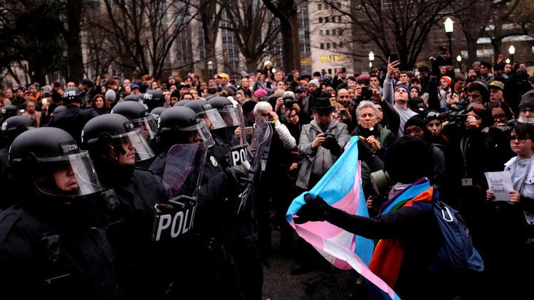 Un periodista se enfrenta a 75 años de cárcel por cubrir una manifestación contra Trump