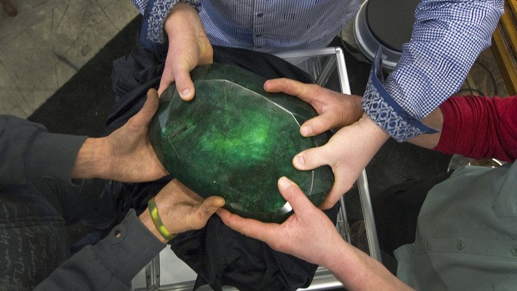 Tesoro maldito: La odisea de la esmeralda más grande del mundo