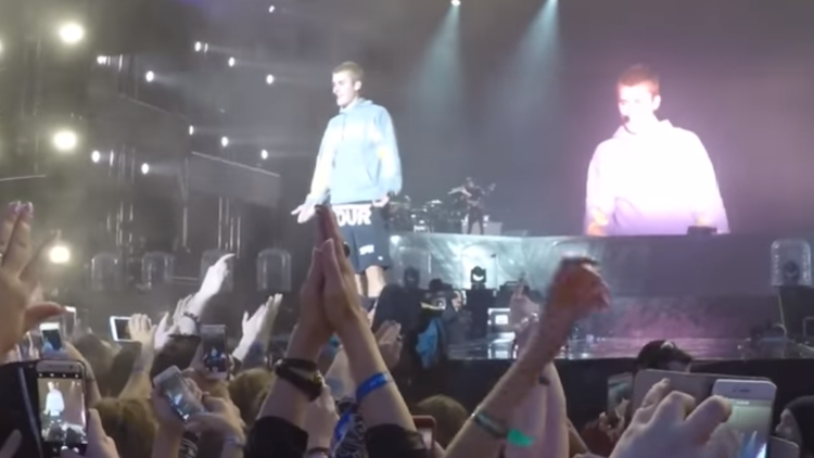 Justin Bieber no quiso cantar 'Despacito' y recibió un botellazo