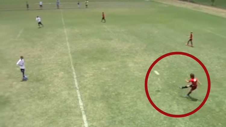Brasil presenta a Lucianinho, el niño de 12 años que deslumbra en las canchas de fútbol (Video)