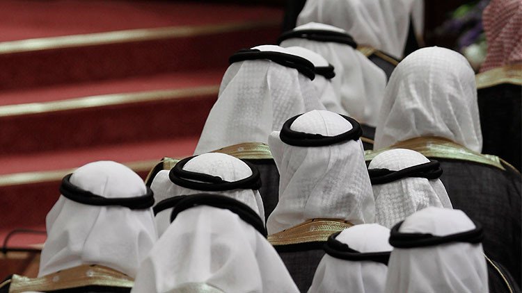 Video: Una conferencia sobre petróleo acaba en una trifulca con puñetazos e insultos