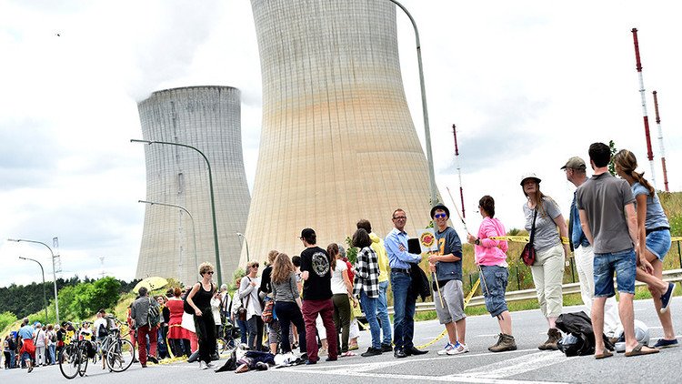 Una cadena humana de 90 kilómetros protesta contra dos viejos reactores nucleares belgas (VIDEO)