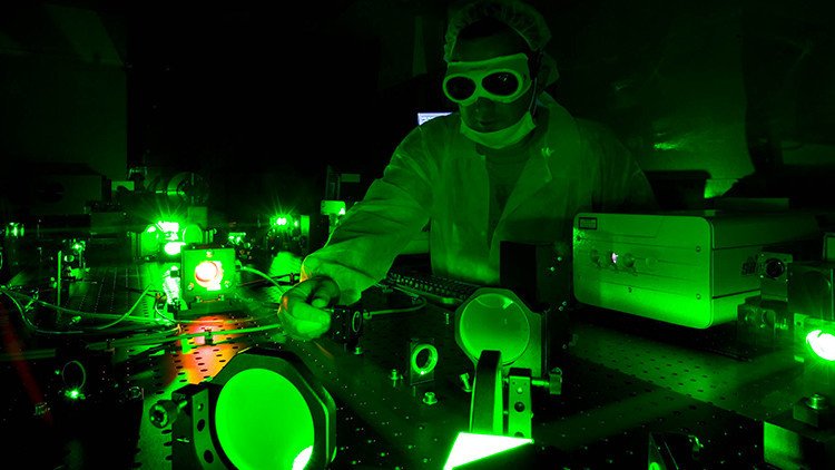  Mil millones de soles: Científicos crean la luz más brillante de la Tierra  