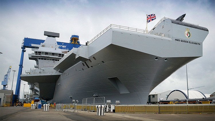 Video: El nuevo portaaviones británico zarpa por primera vez rumbo a alta mar