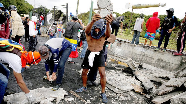 "Con el pretexto de mejorar Venezuela, alguien trata de destruir el Estado"