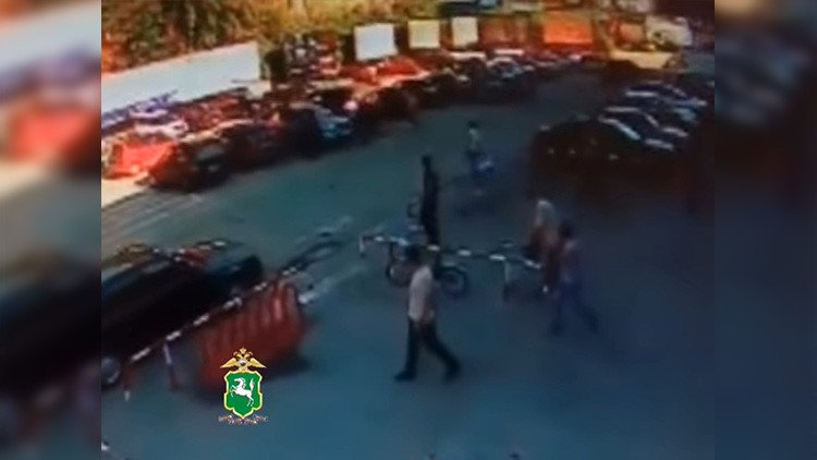 VIDEO: Transeúntes rompen la ventana de un Lexus para rescatar a un bebé abandonado