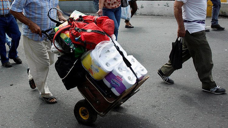 Todo incluido: Una pareja roba 14 rollos de papel higiénico, flores y alcohol en un hotel (VIDEO)